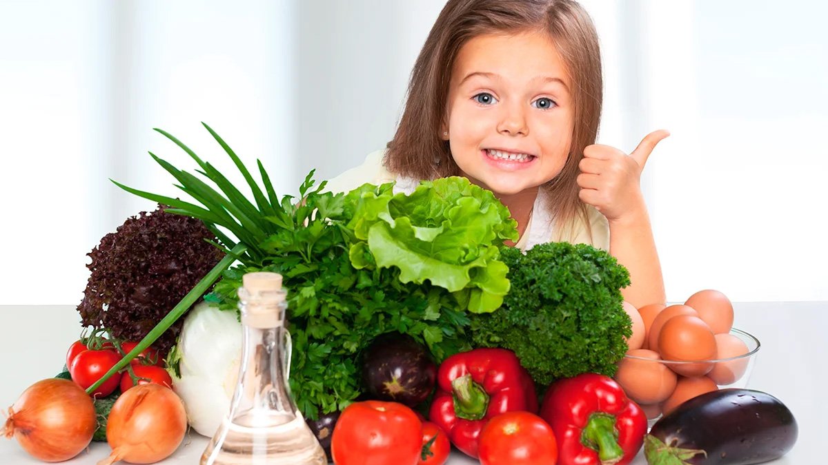 Niña feliz con comida saludable